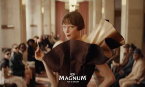 マグナムは、新しいキャンペーンで「喜びのためにデザインされた」素晴らしいファッションとアイスクリームのメゾンであることをアピールしています