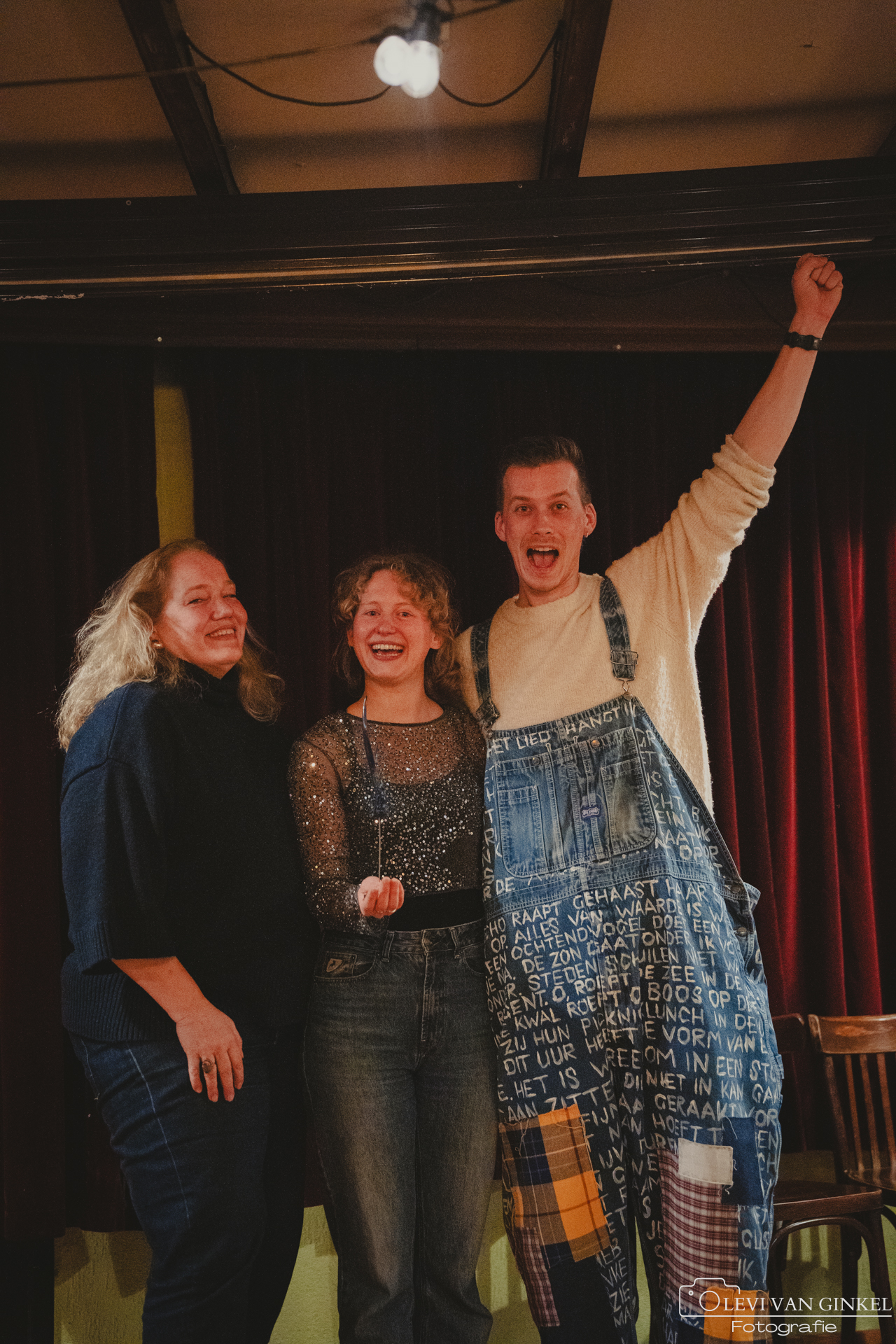Eva van Wissen (midden) tijdens de Poetry Slam Ede.