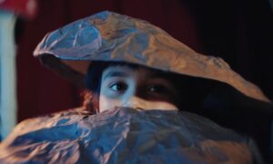 子どもの貧困は、バリア財団によるこの啓発キャンペーンの小道具として可視化されています。