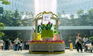 レゴがシンガポール空港を巨大なインタラクティブなフラワーディスプレイに変える