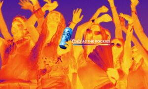 クアーズ・ライトはサーマルカメラを使用して、夏の暑さの中でも缶がまだ冷たいことを示しています