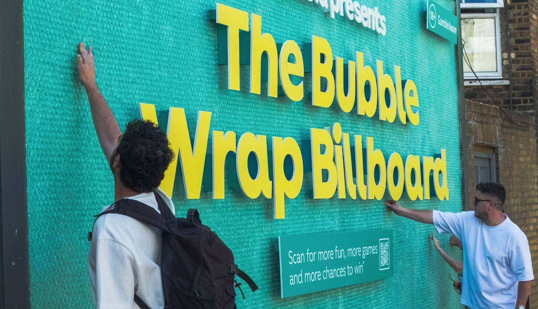 Valla publicitaria con papel de burbujas