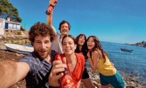 これは Estrella Damm の夏のお知らせ (2026 年)