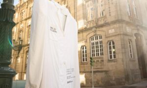 アバンカは医師の人間的能力に敬意を表してムピをガウンに変身させます