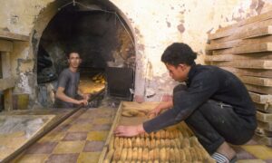 浴場でじっくり調理される肉シチュー「タンジア」がマラケシュの社会生活をどのように形作ったのか