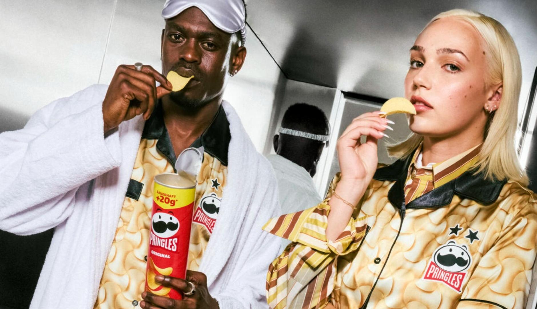 Un chico y una chica comiendo Pringles con los pijamas de la marca