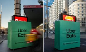 ウーバーイーツ、オーストラリアの屋外活動で他のブランドの広告をバッグでラッピング