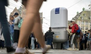 Dove がアムステルダムの街頭の屋外広告で充電式消臭剤に命を吹き込む