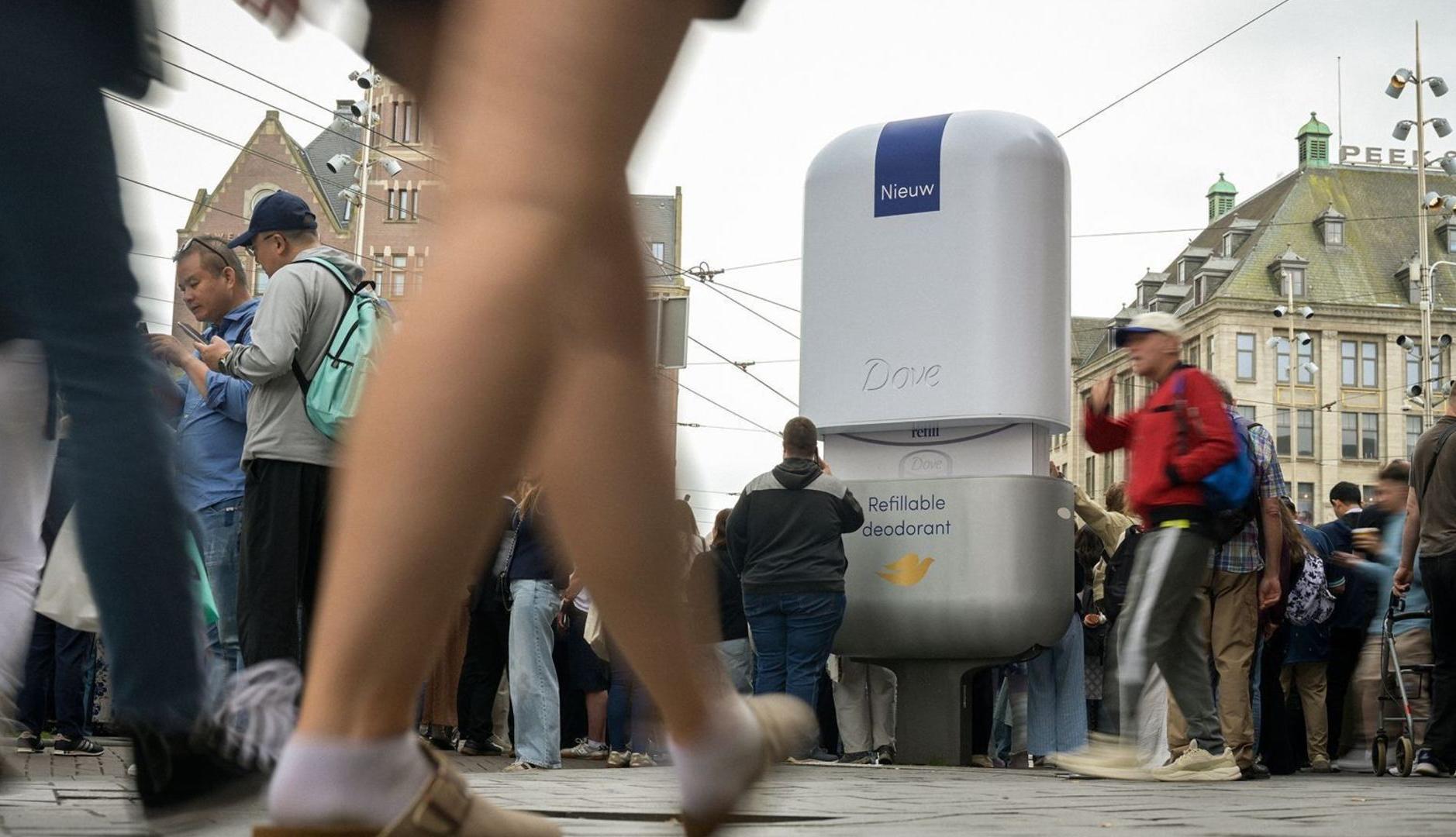 Dove がアムステルダムの街頭の屋外広告で充電式消臭剤に命を吹き込む