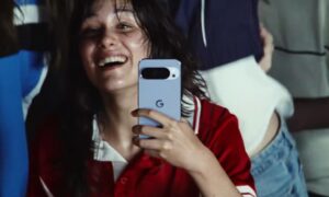 Google、自社の Pixel スマートフォンをサッカーファンの美しい混乱の中心に据える