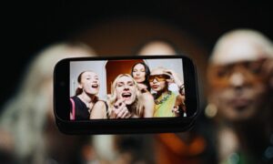 「写真を撮る回数を減らす必要がある」: Brugal は新キャンペーンで本物の楽しみを主張