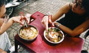 コカ・コーラ、コンターボトルのシルエットをアジア料理用の箸に変える