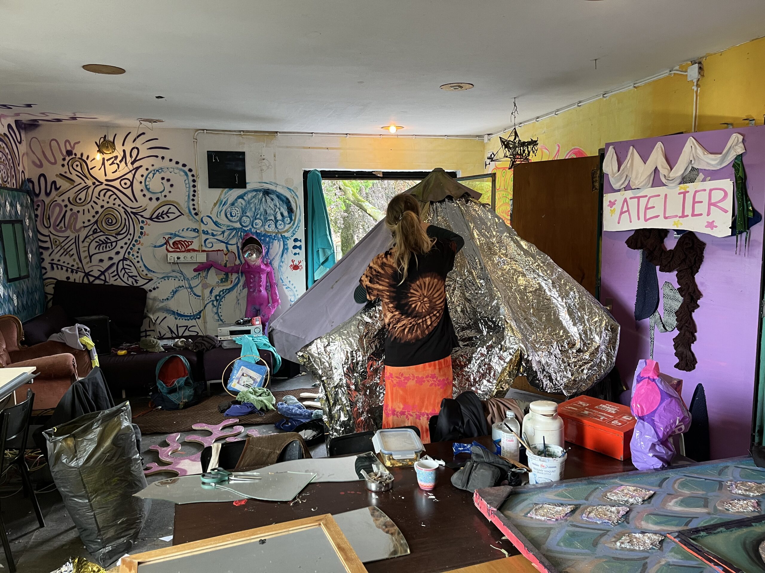 Manu Arend werkt in de Superette aan decoratie voor 0317 festival
