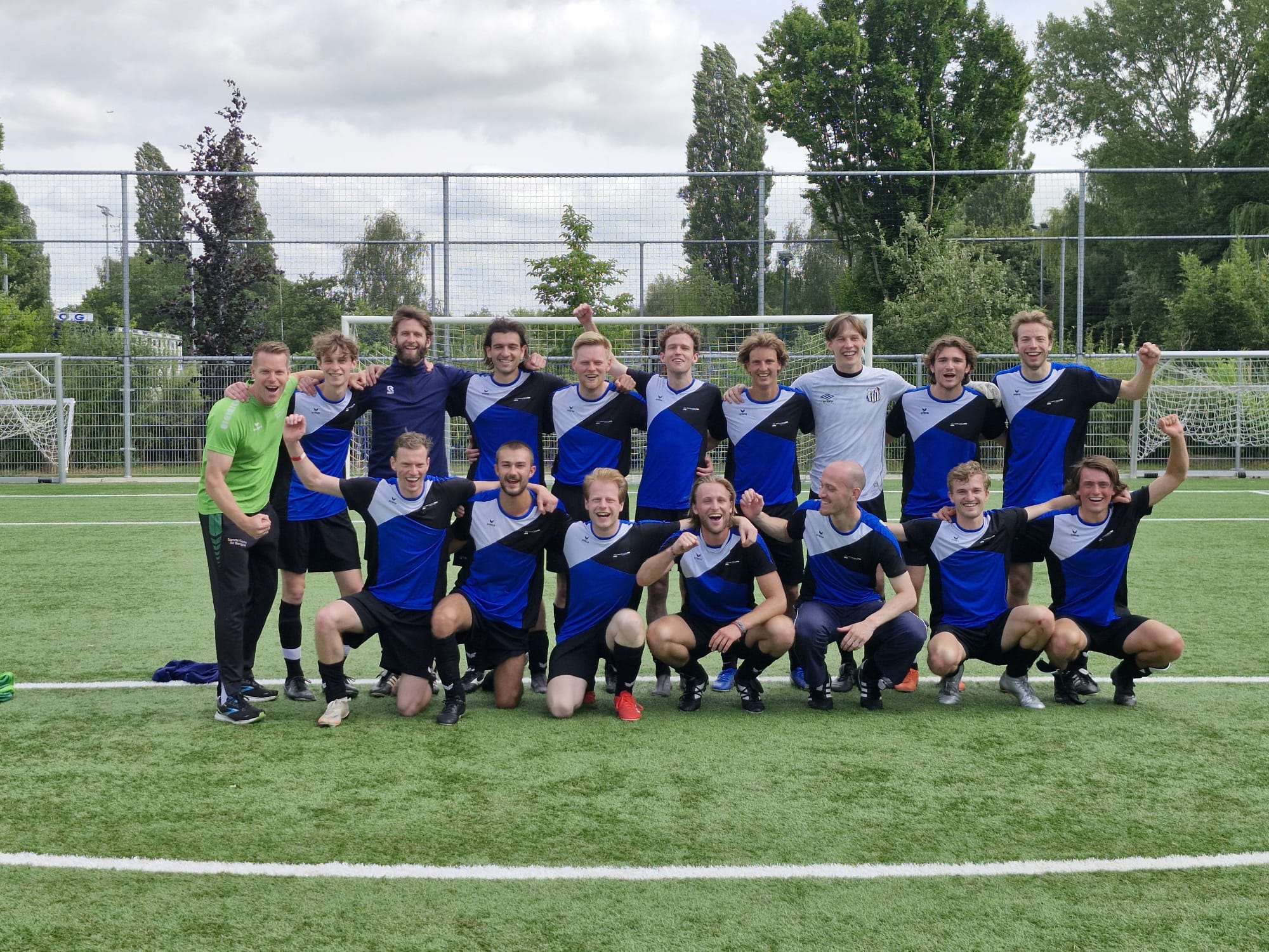Groepsfoto van het Wageningse team, met aanvoerder Abel Drost rechtsonderaan en coach Tijmen Oostenbrugge van de Bongerd