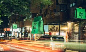 有名な Uber Eats バッグがレストランを「包み込み」、アルゼンチンでプラットフォームを再開する