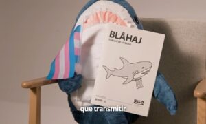 イケア、象徴的なサメのぬいぐるみのトランスコミュニティへの共感マニュアルを作成