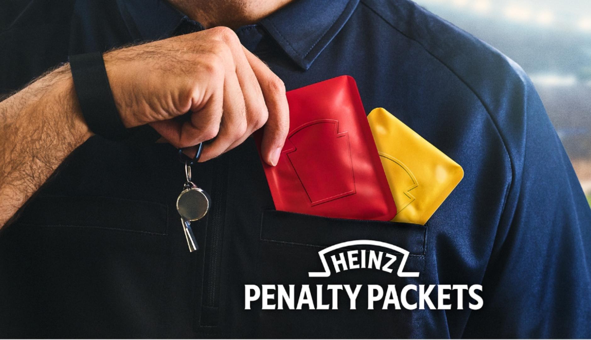 Un árbitro con las fundas roja y amarilla para el ketchup de Heinz
