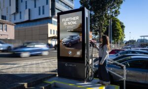 BMW、車両を活用したキャンペーンで充電器の宣伝を行う