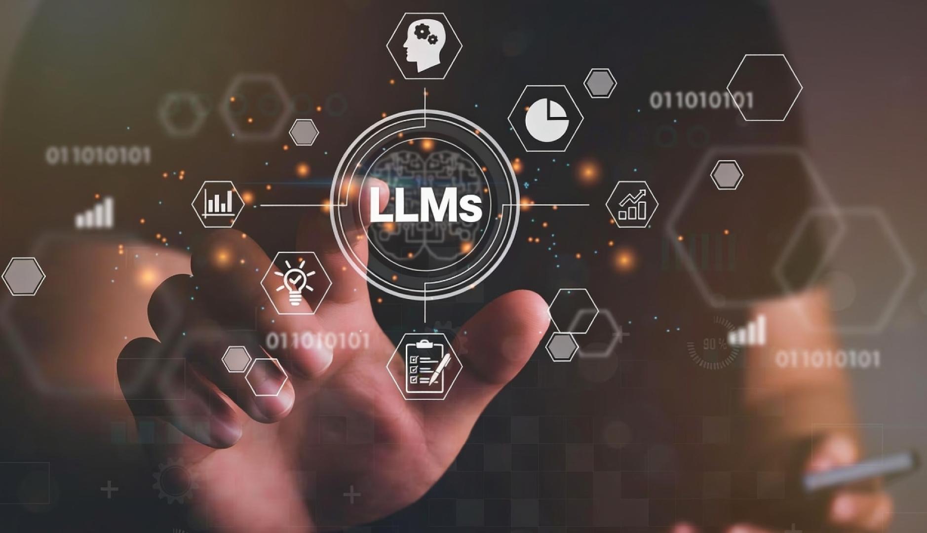 Una mano tocando un grafismo en el que se lee LLMS