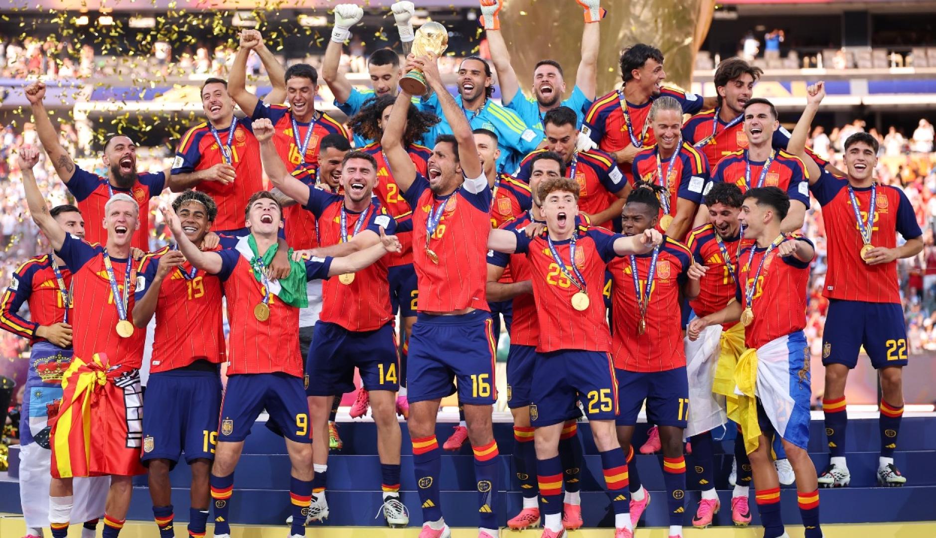 Los jugadores de la Selección española celebrando con la copa del mundo
