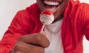 チュッパチャプスは、人気のキャンディーからインスピレーションを得たコンテンツクリエイター向けのマイクを設計