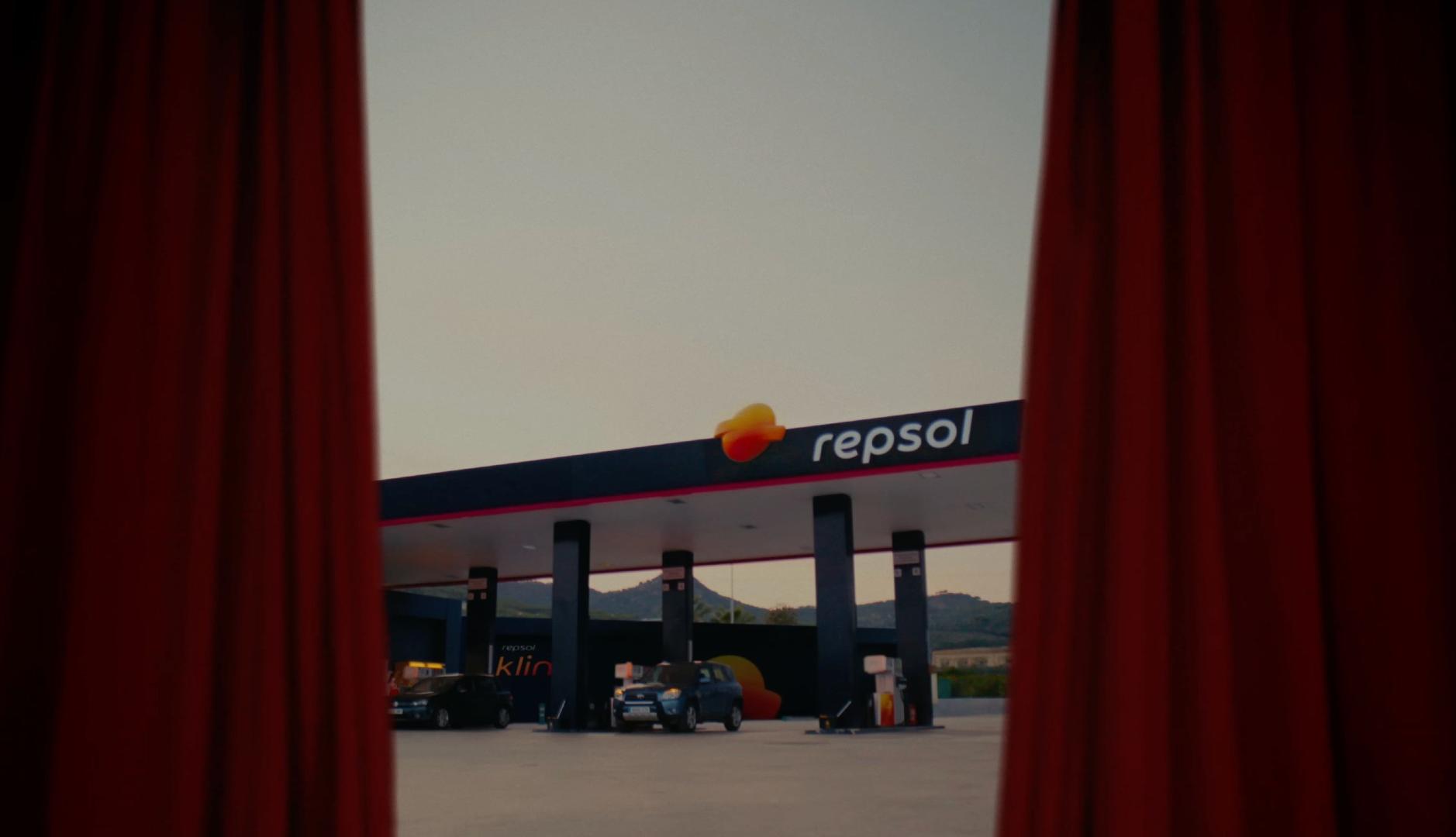 Estacion de servicio de Repsol tras un telón