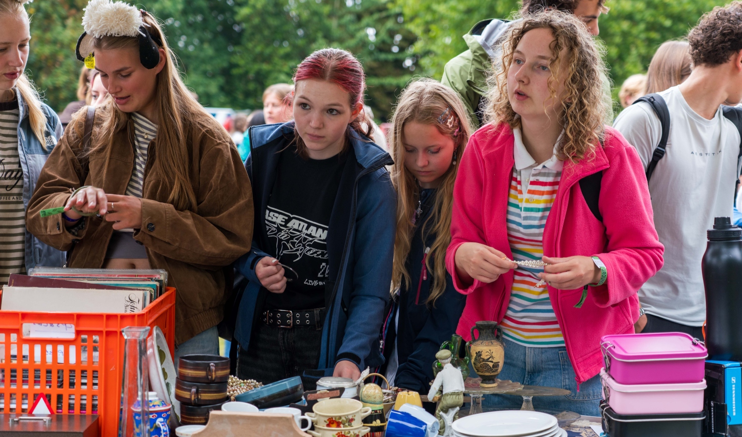 Studenten bij een kringloopkraampje