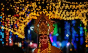 鮮やかな色彩に満ちたこれら 15 枚のインドの写真は、まるで万華鏡を通してこの国を目撃しているようです