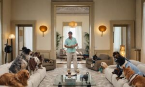 16匹の犬が彼の一挙手一投足を判断する中、デロンギのコーヒーを楽しもうとするブラッド・ピット