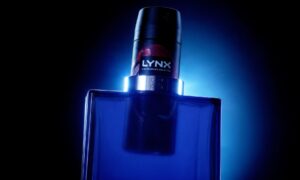 アックス、消臭剤の誇張されたパッケージで香水業界の贅沢を笑う