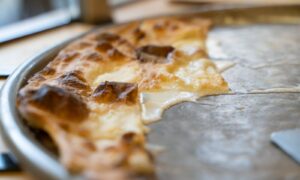 イタリアのリヴィエラの小さな町には、独自のバージョンのフォカッチャがあります。これは警告ですが、これは中毒性があります