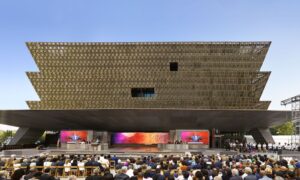 スミソニアン博物館は長年にわたり、アフリカ系アメリカ人歴史文化博物館をナショナル モールに建てようと努力してきました。現在、理解、コミュニティ、回復力の灯台として 10 年を祝う