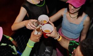 Z世代は飲酒をやめていないが、彼らの習慣が飲料業界を変えている