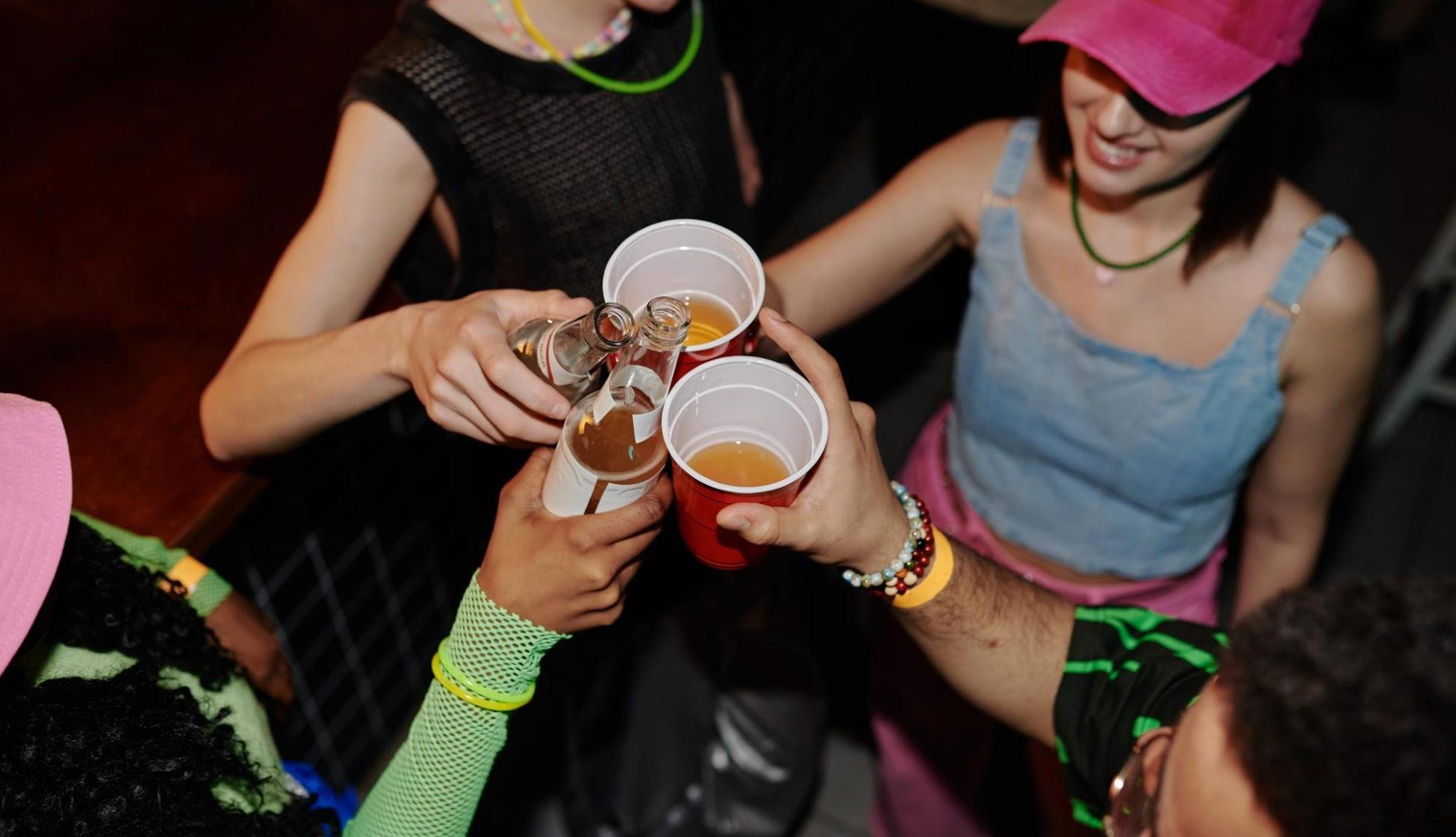 Z世代は飲酒をやめていないが、彼らの習慣が飲料業界を変えている