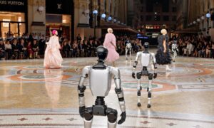 ヴォーグ、人間のクラフトマンシップの価値に特化したショーでロボットをランウェイに登場