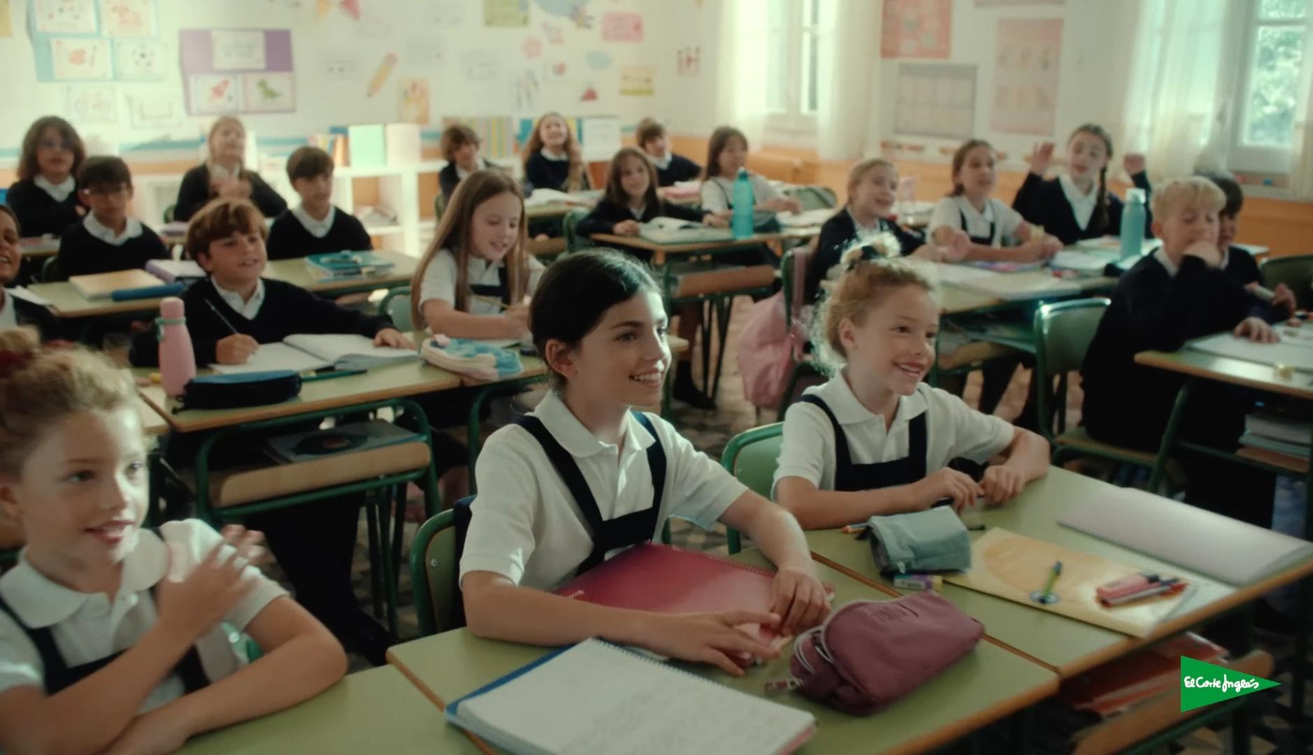 Una clase llena de niños con uniforme