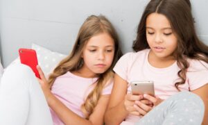 欧州連合は13歳未満のソーシャルネットワークを禁止し、その使用を15歳までに制限することを提案しています