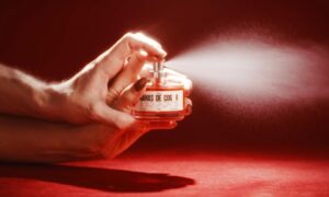 若者の性的関係の減少を受けて、トゥリパンが香水「ガナス・デ・コガー」を発売