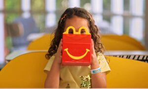 マクドナルドは子供の視覚障害を検出するためにハッピーミールボックスを使用しています