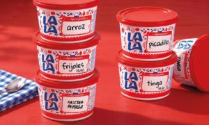 ララは、クリームの容器を食品の保存に再利用するメキシコの習慣に合わせています。