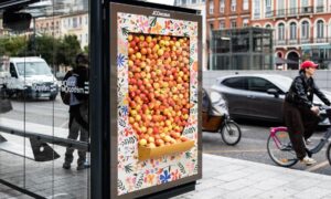 マーキーがリンゴを無料で配布し、通行人がそれを食べるとその広告が表示されます
