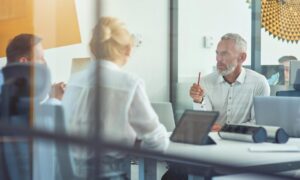 マーケティングとコミュニケーションにおける上級人材: 経験と基準はますます必要になっているが、無駄になっている