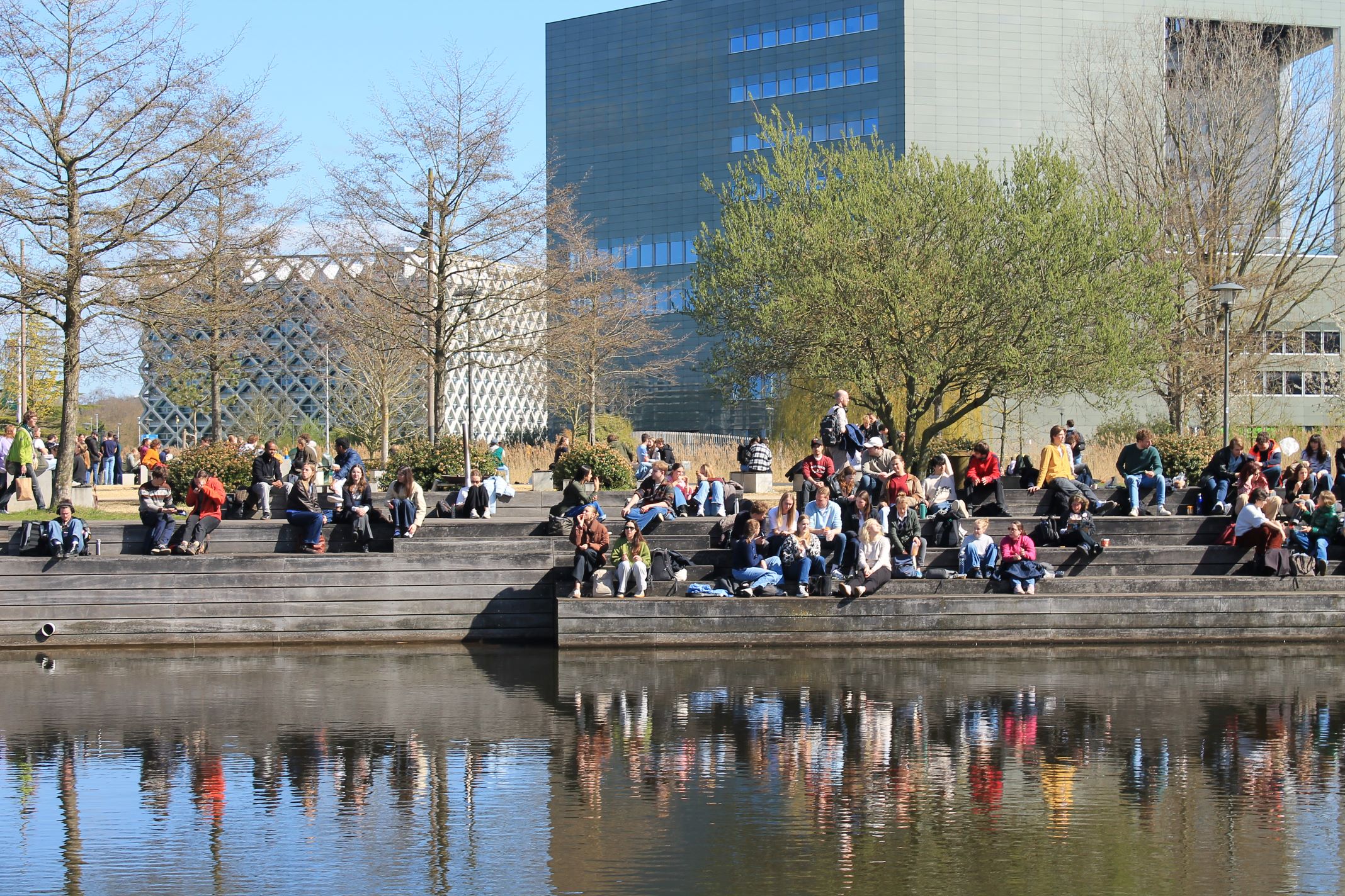 Studenten bij de Forumvijver. Foto Mette Bordes