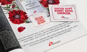 雑誌に掲載されている香水のサンプルが、国境なき医師団のキャンペーンにおける意識向上のサポートとなる